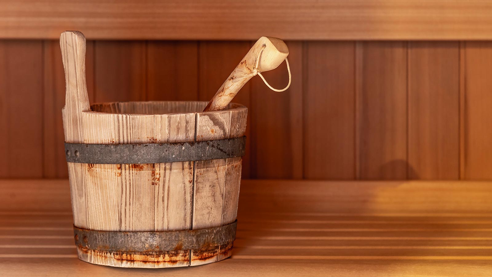 Detail of a wooden bucket used during a wellness treatment at Residence Antares