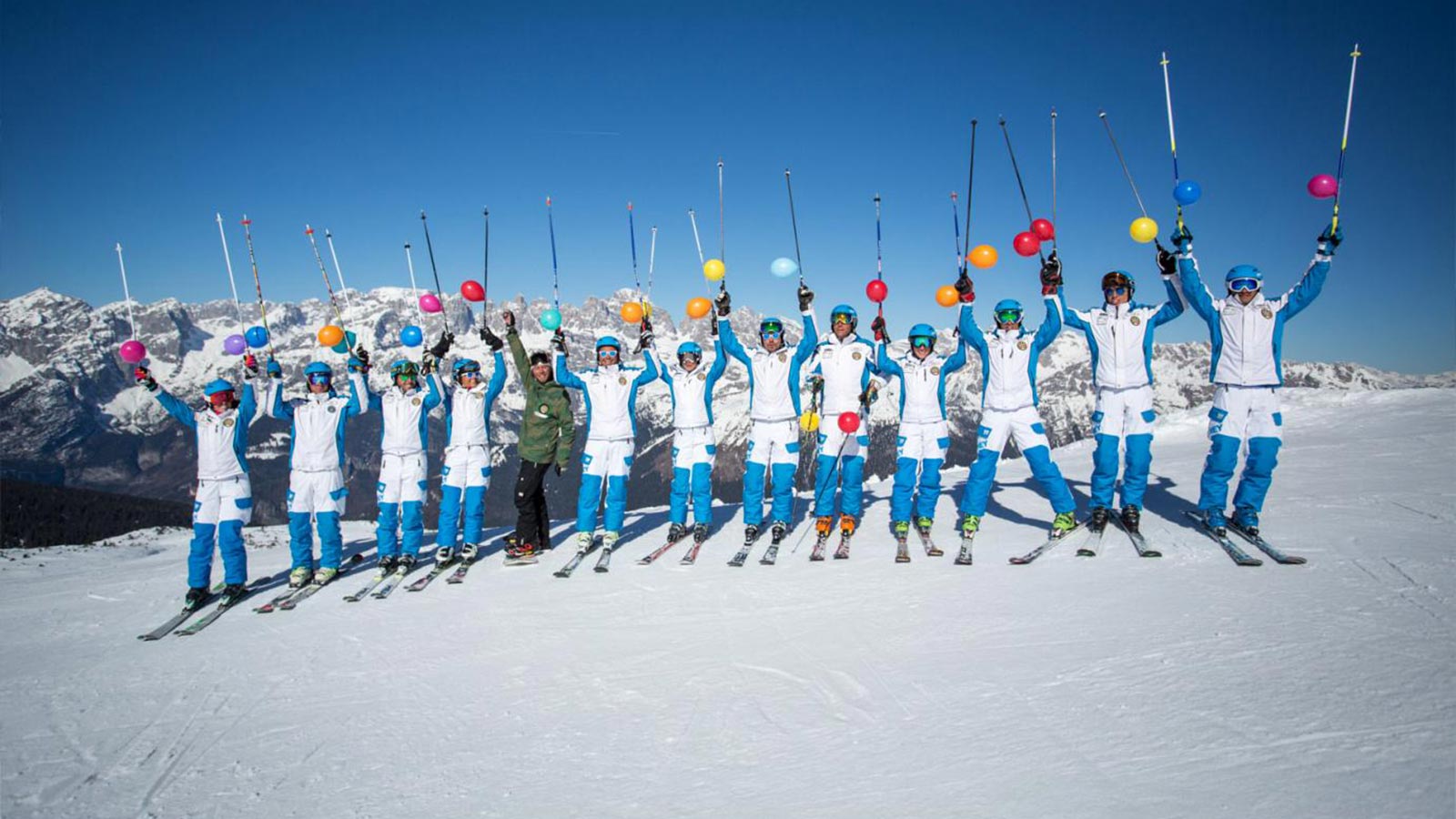 Un gruppo di sciatori ad Andalo in Trentino vicino al Residence Antares